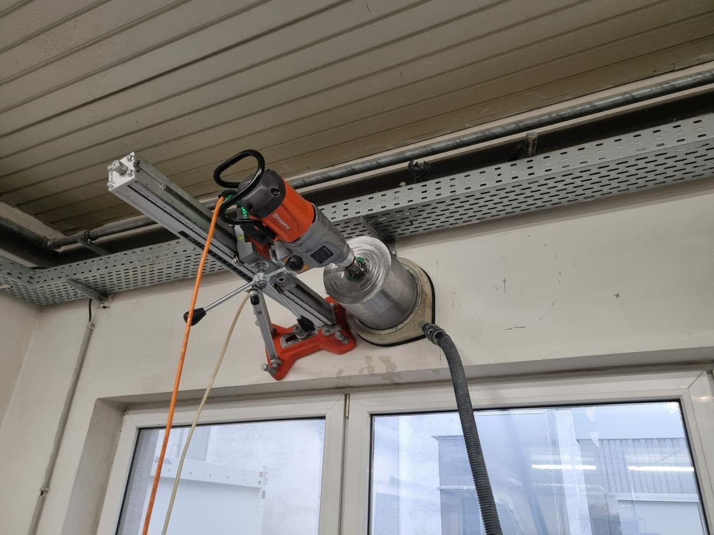 Prestup tesne pod stropom s odsávaním prachu