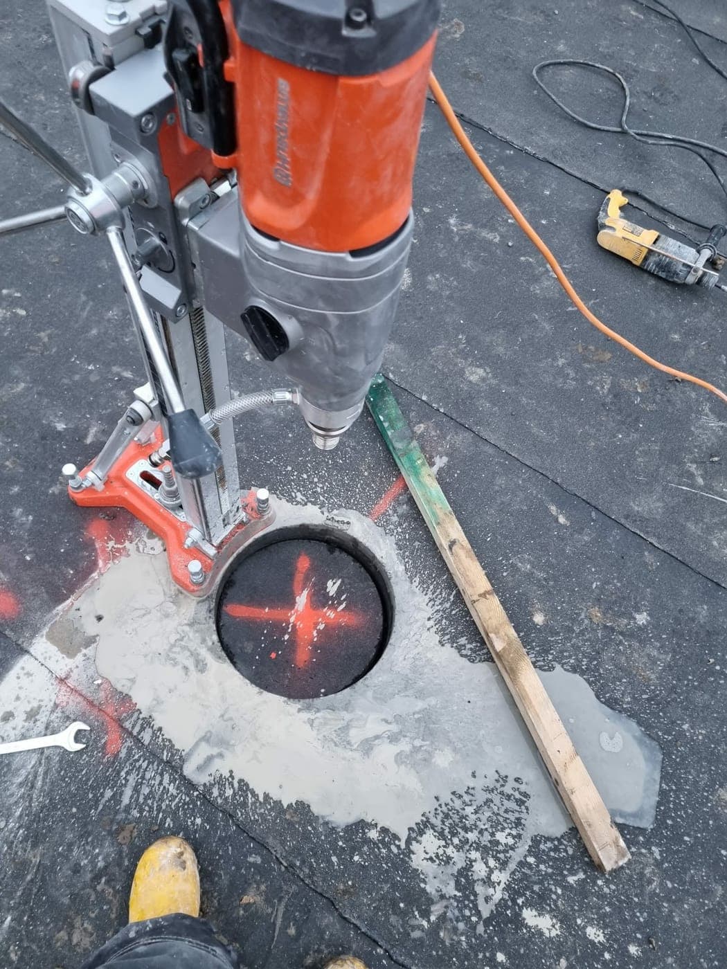 Veľkopriemerový vrt cez stropnú železobetónovú dosku