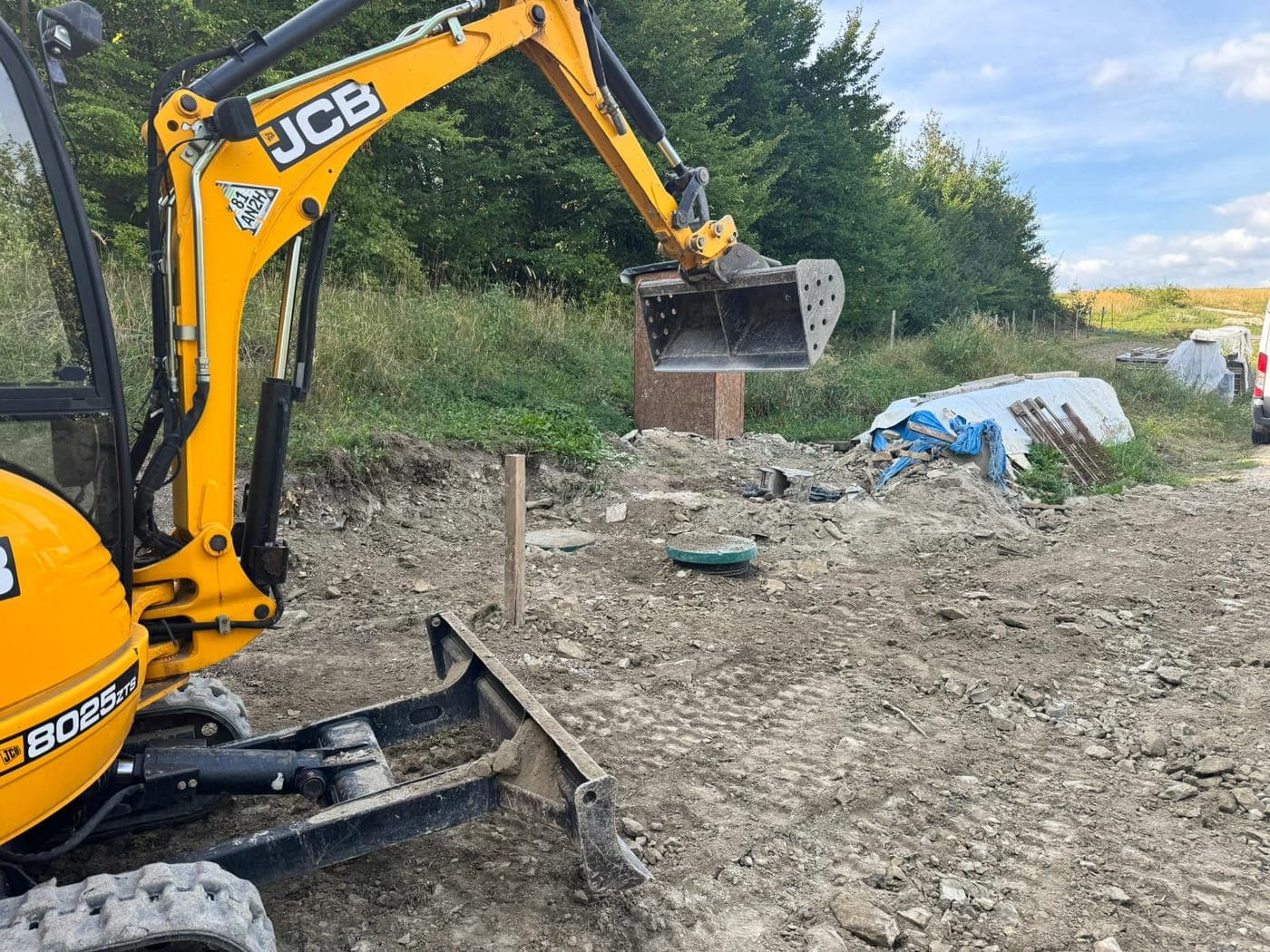 Minibáger JCB 8025 ZTS pri výkopových prácach